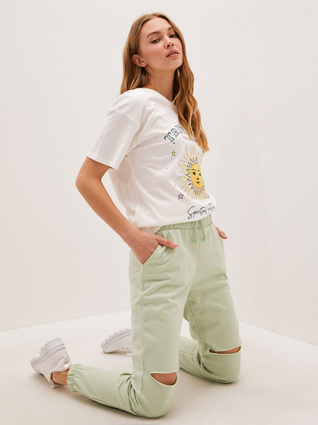 LCW Vision Women's Ripped Detailed Sweatpants with Elastic Waist and Pockets -S1JO10Z8-FYU