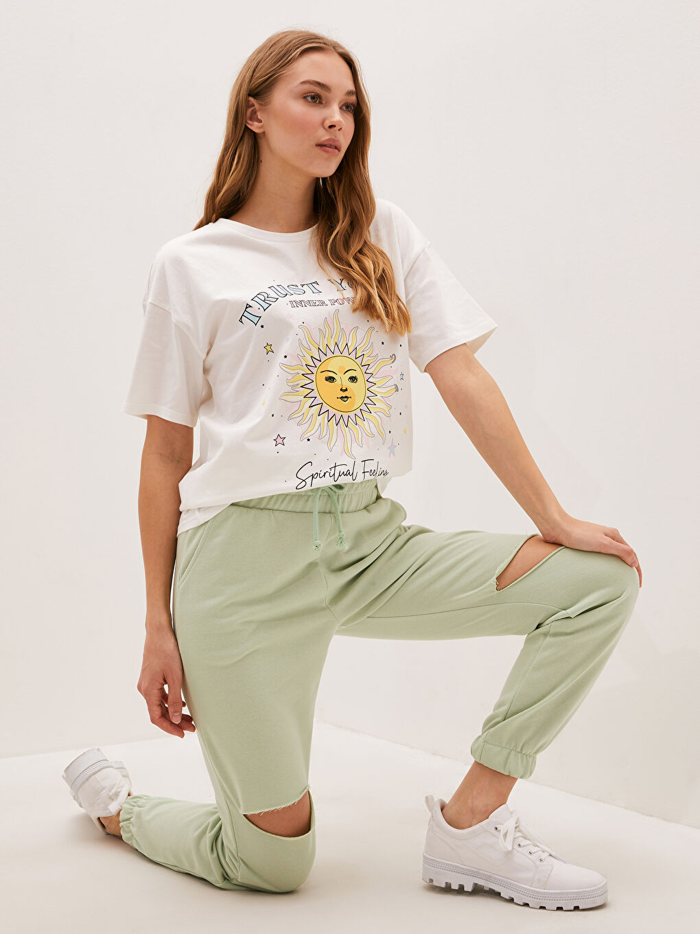 LCW Vision Women's Ripped Detailed Sweatpants with Elastic Waist and Pockets -S1JO10Z8-FYU