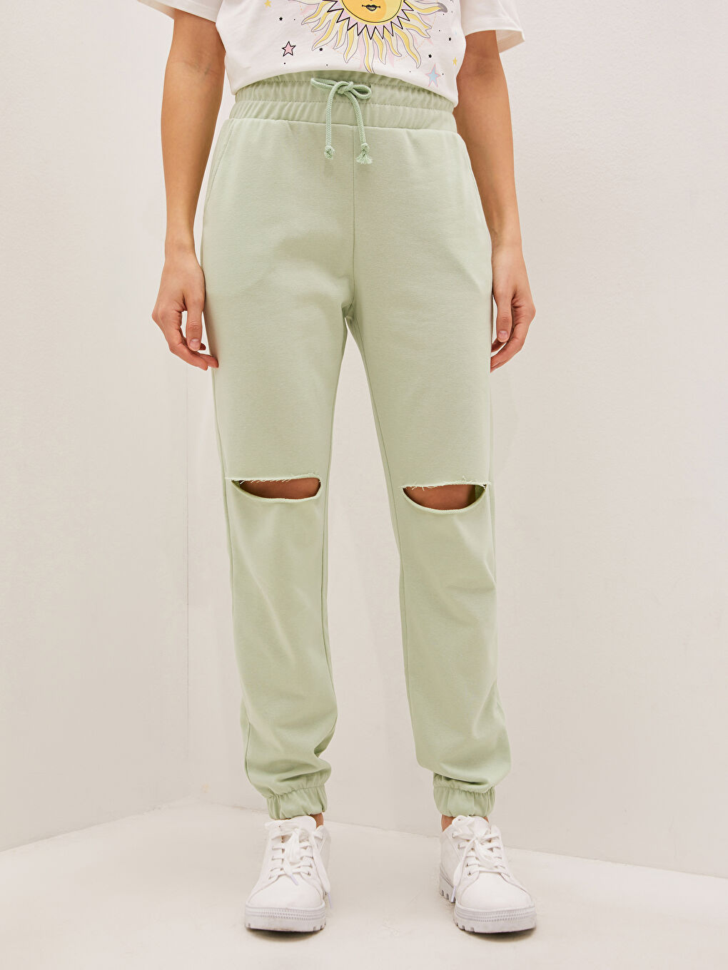 LCW Vision Women's Ripped Detailed Sweatpants with Elastic Waist and Pockets -S1JO10Z8-FYU