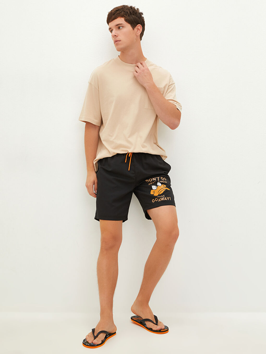 Siyah Diz Hizası Boy Looney Tunes Lisanslı Erkek Deniz Şortu-1