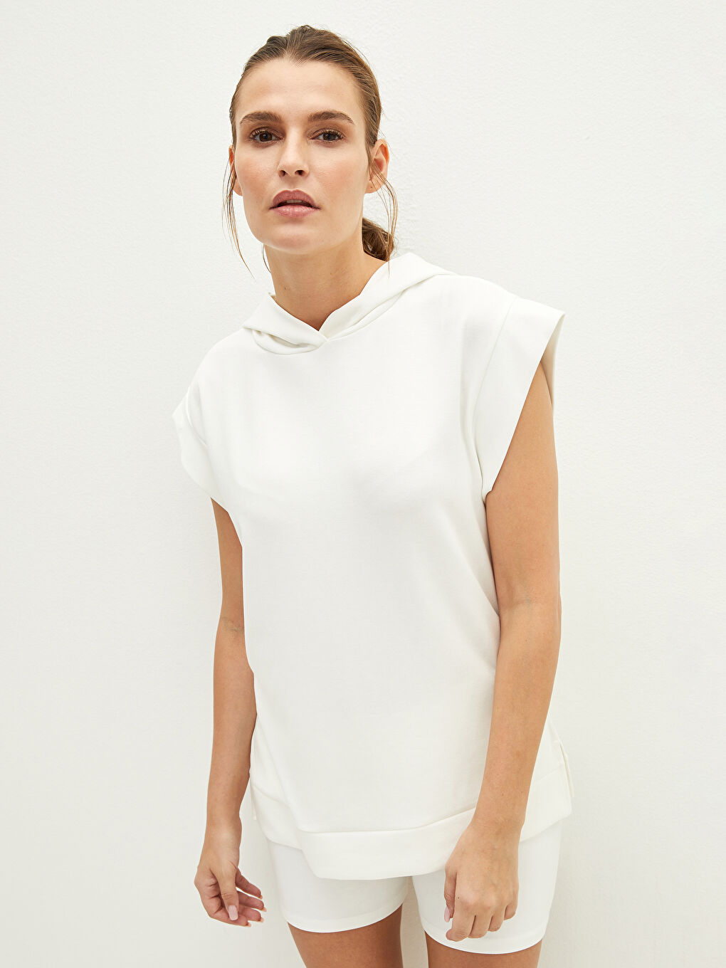 Ekru Kadın Kapüşon Yaka Düz Kolsuz Tişört-1