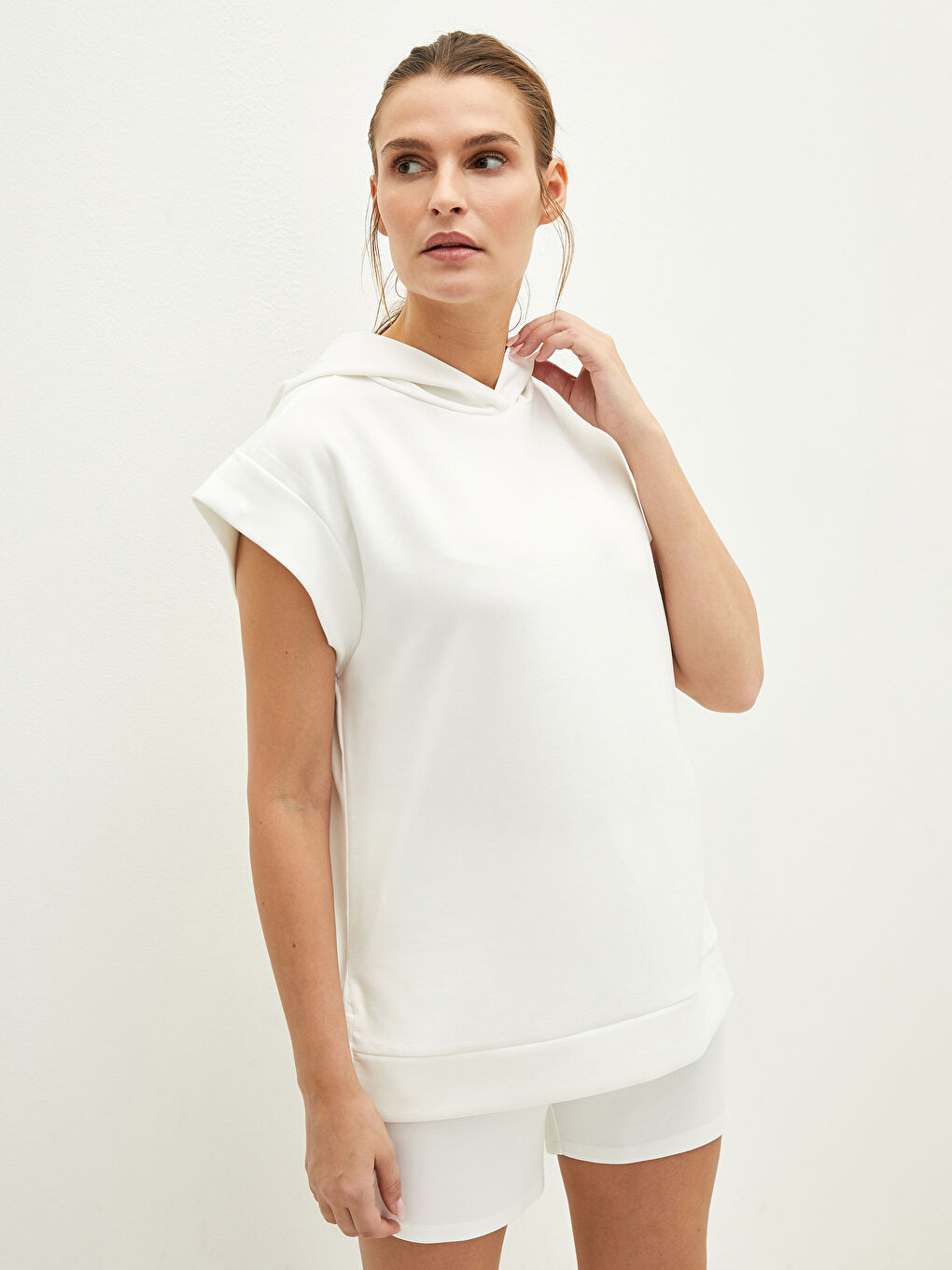 Ekru Kadın Kapüşon Yaka Düz Kolsuz Tişört-2