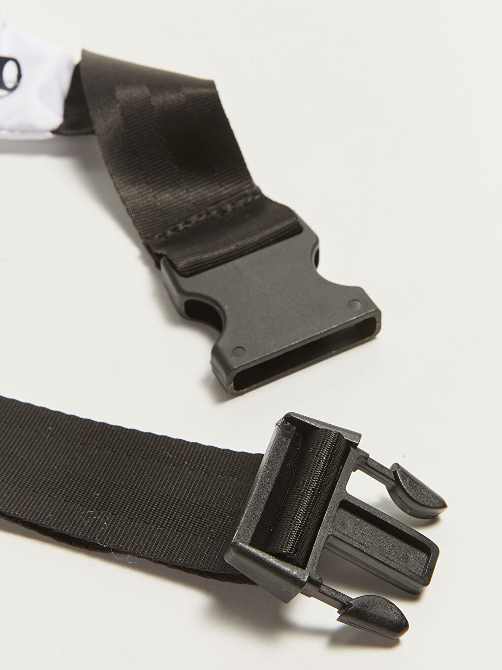 Beyaz Etiket Detaylı Erkek Bel Çantası-4