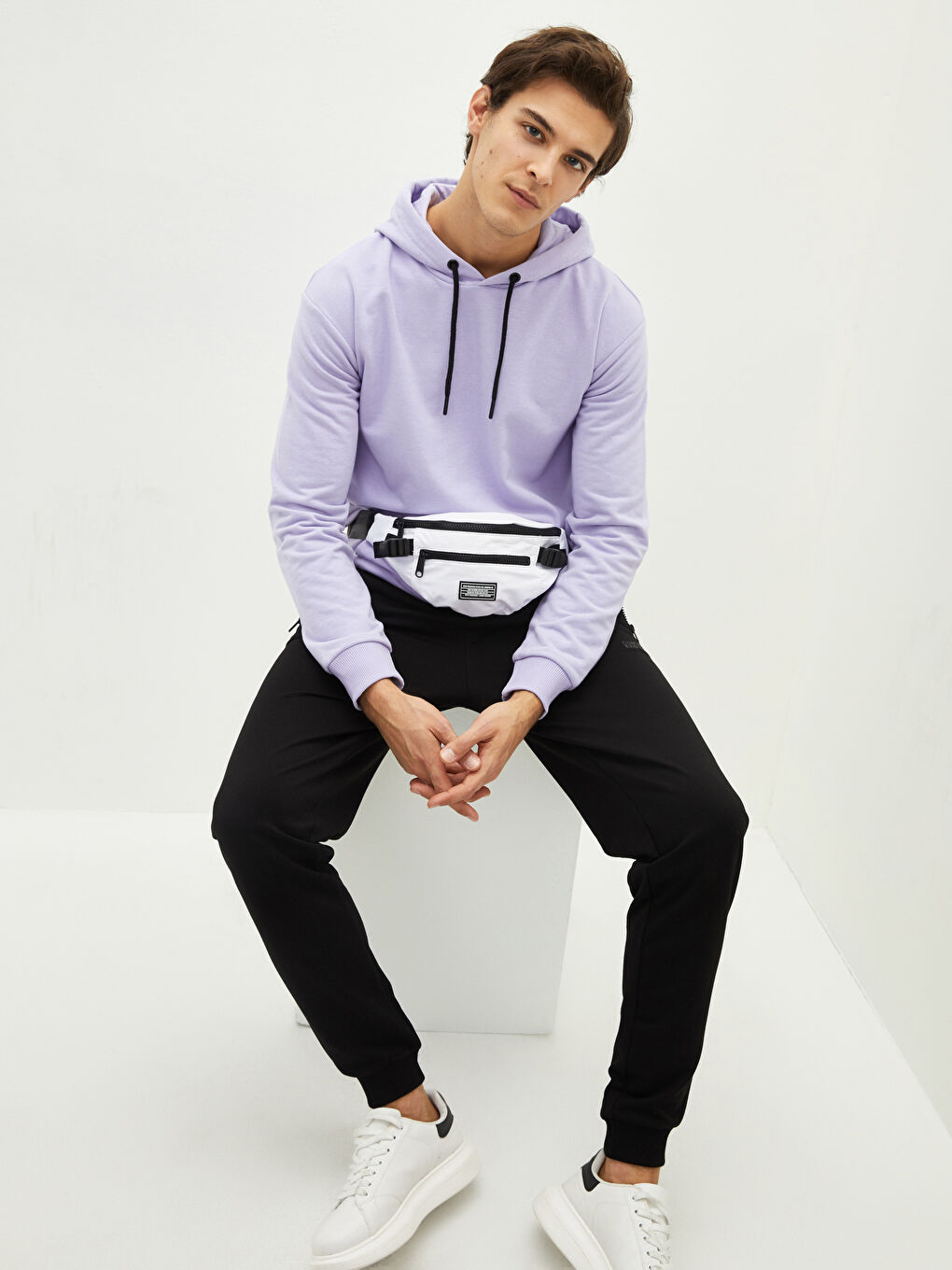 Beyaz Etiket Detaylı Erkek Bel Çantası