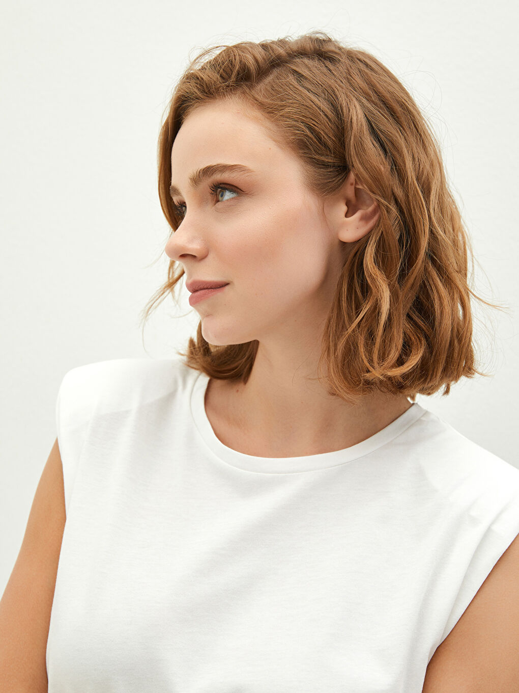 Beyaz Kadın Bisiklet Yaka Kolsuz Düz Bluz-2