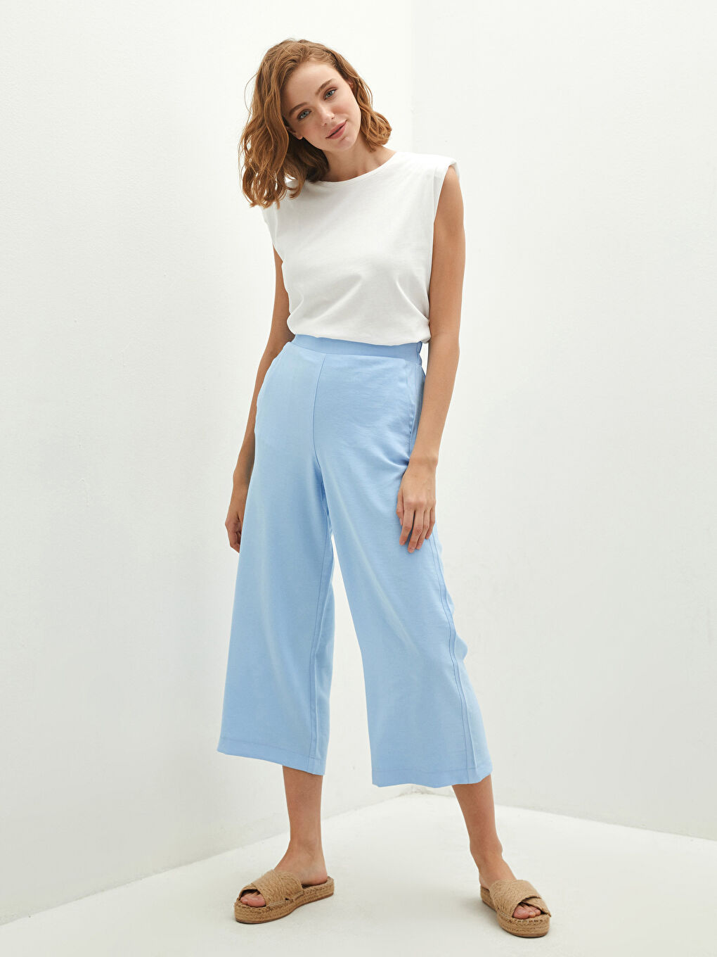 Beyaz Kadın Bisiklet Yaka Kolsuz Düz Bluz-3