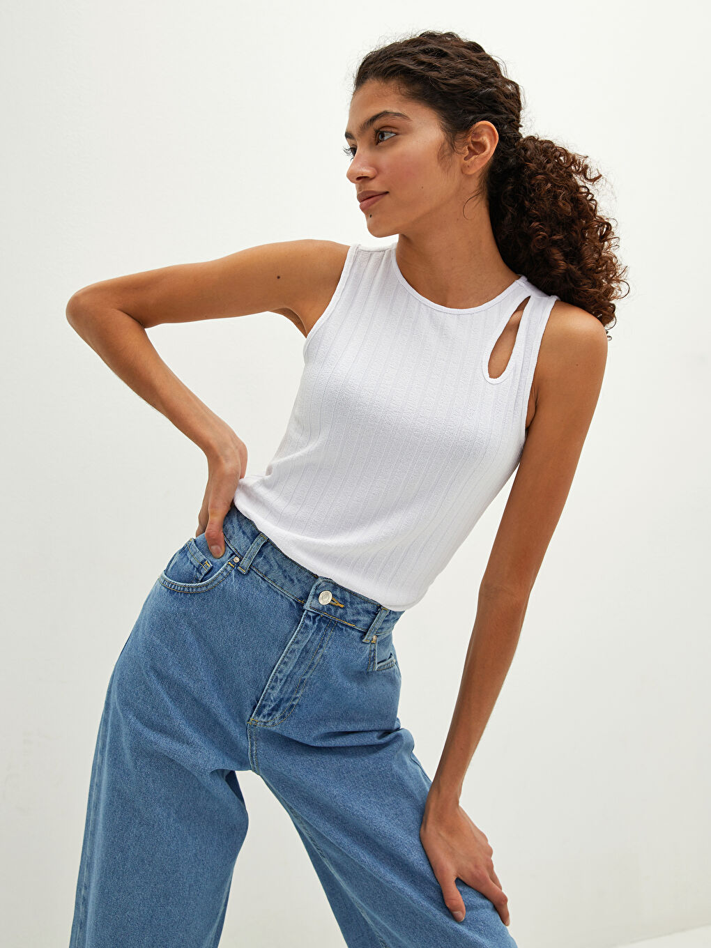 Beyaz Bisiklet Yaka Düz Kolsuz Kaşkorse Kumaş Kadın Atlet-2