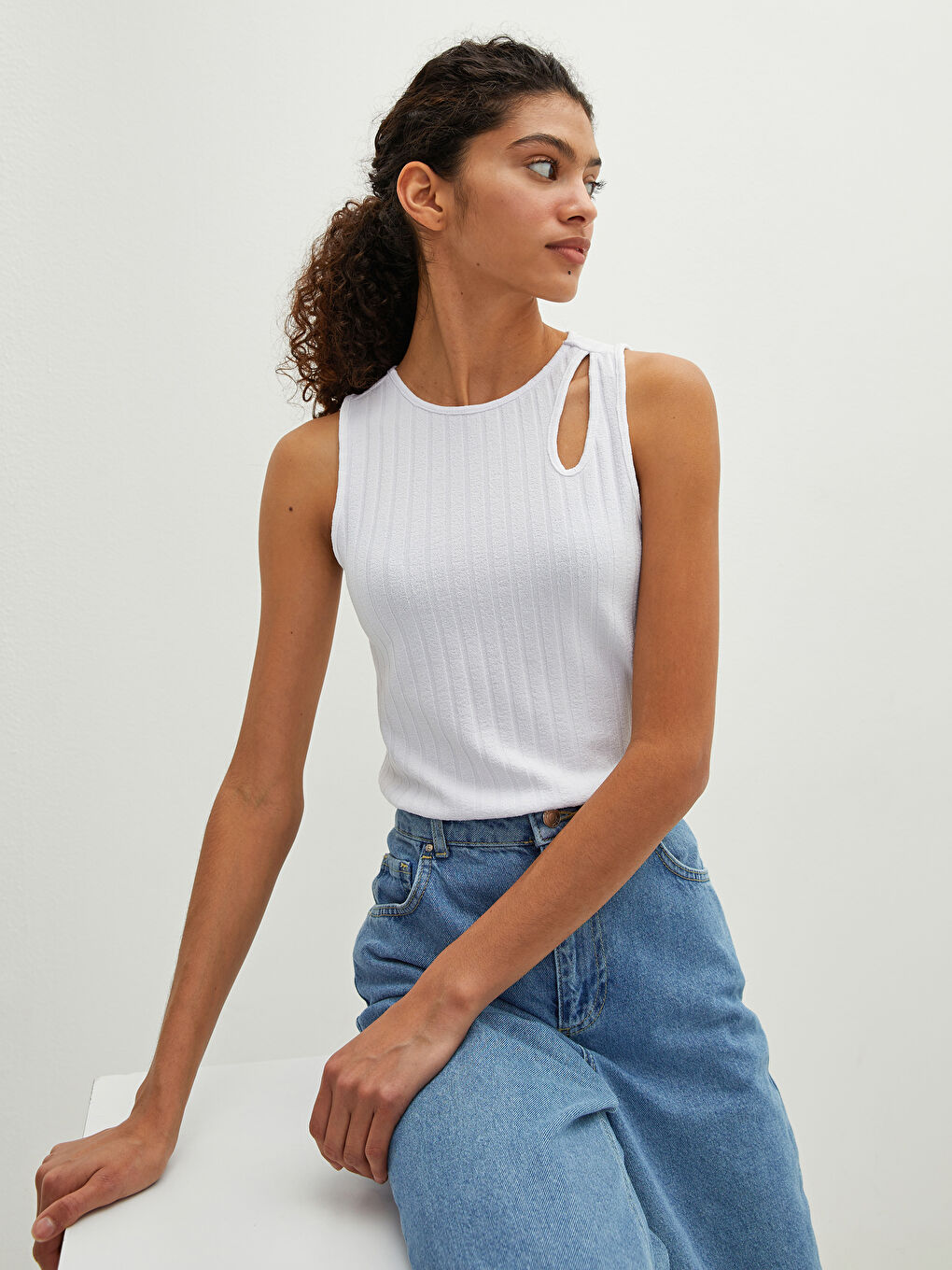 Beyaz Bisiklet Yaka Düz Kolsuz Kaşkorse Kumaş Kadın Atlet-3