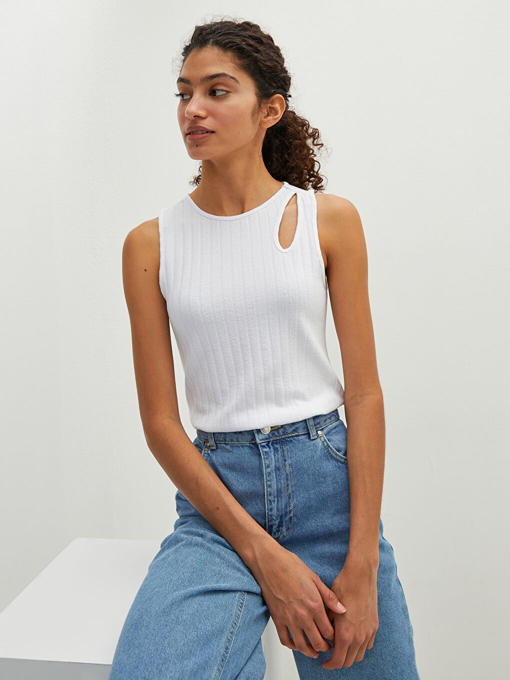 Beyaz Bisiklet Yaka Düz Kolsuz Kaşkorse Kumaş Kadın Atlet-4