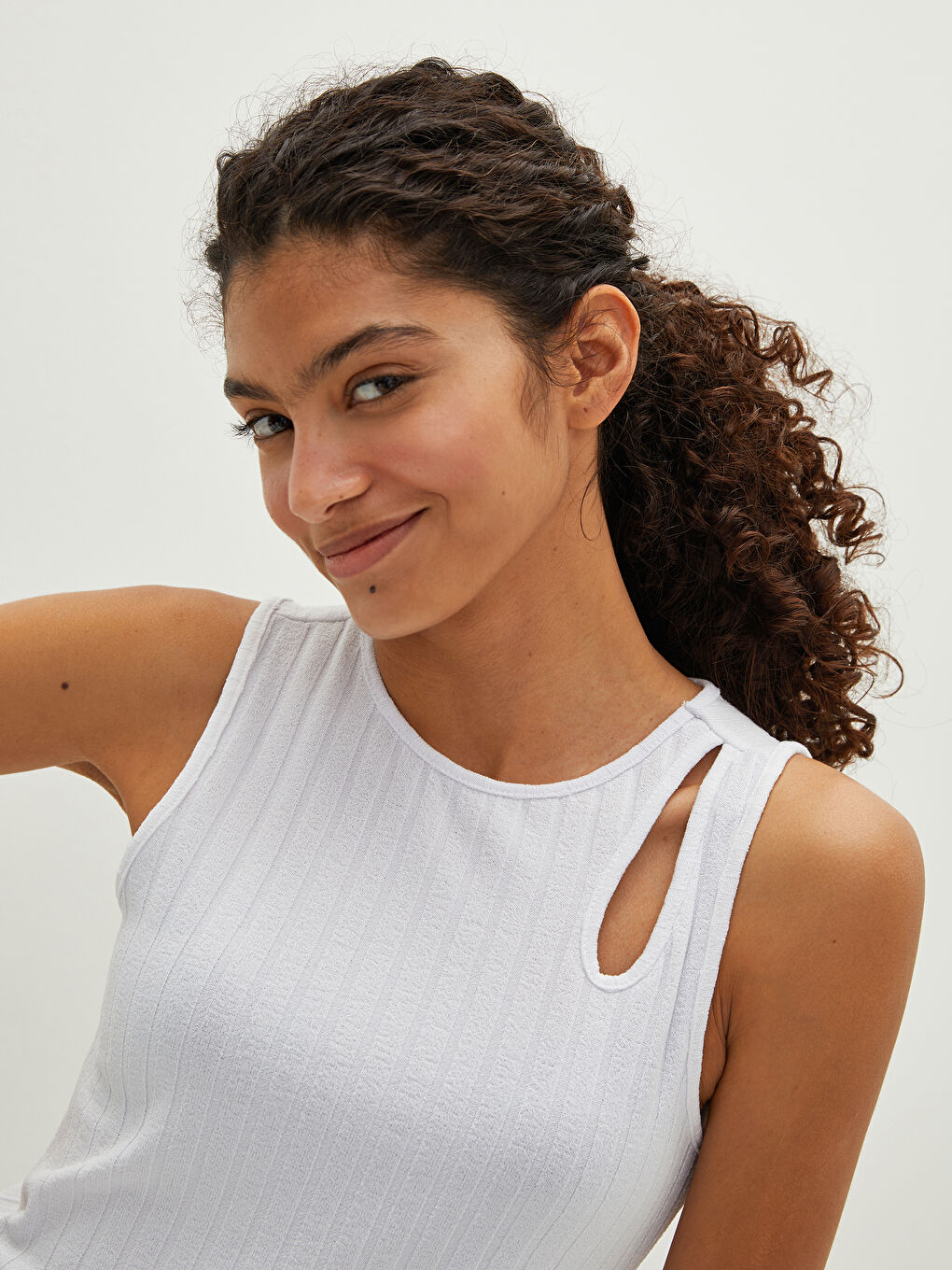 Beyaz Bisiklet Yaka Düz Kolsuz Kaşkorse Kumaş Kadın Atlet