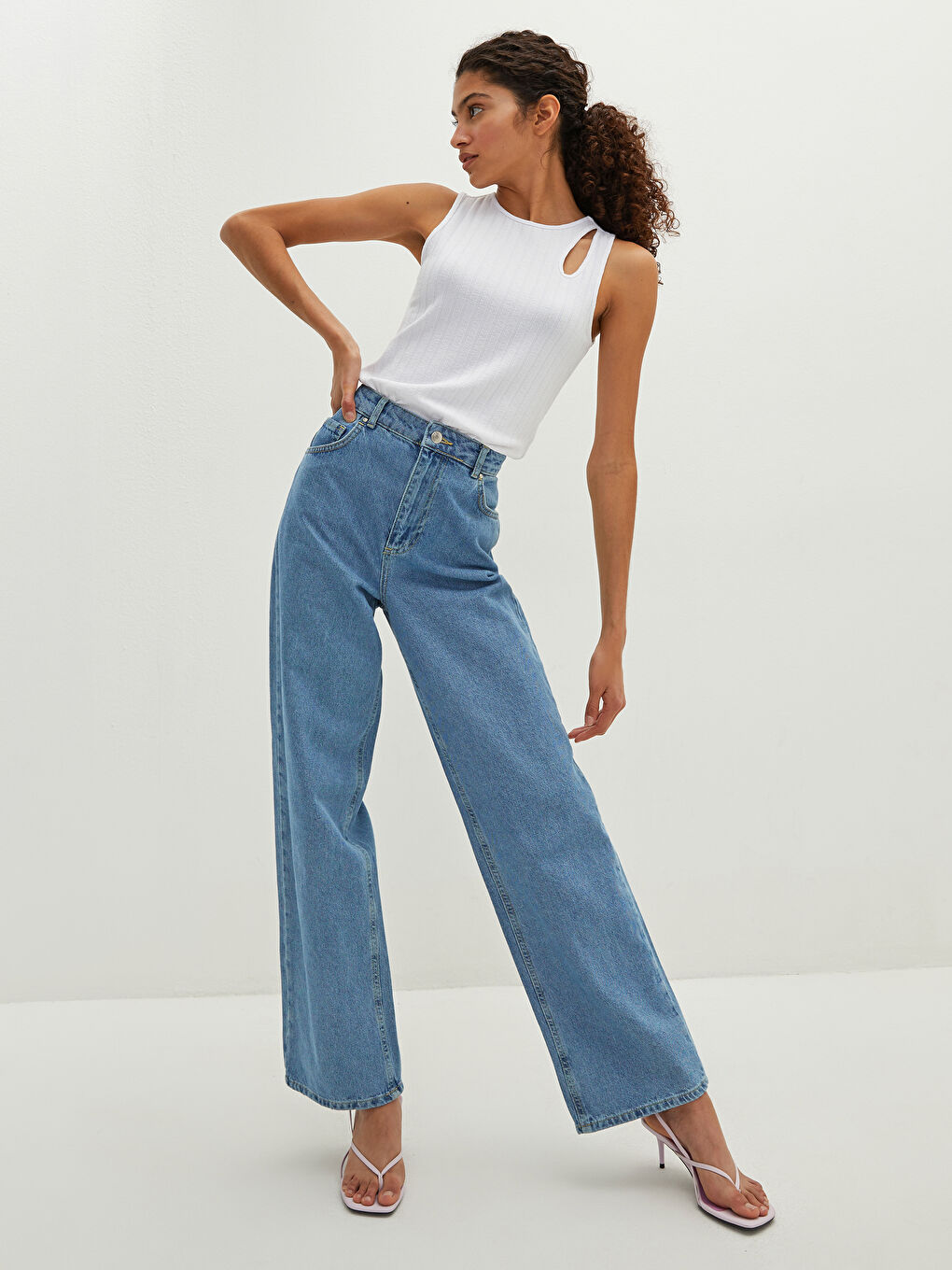 Beyaz Bisiklet Yaka Düz Kolsuz Kaşkorse Kumaş Kadın Atlet-5