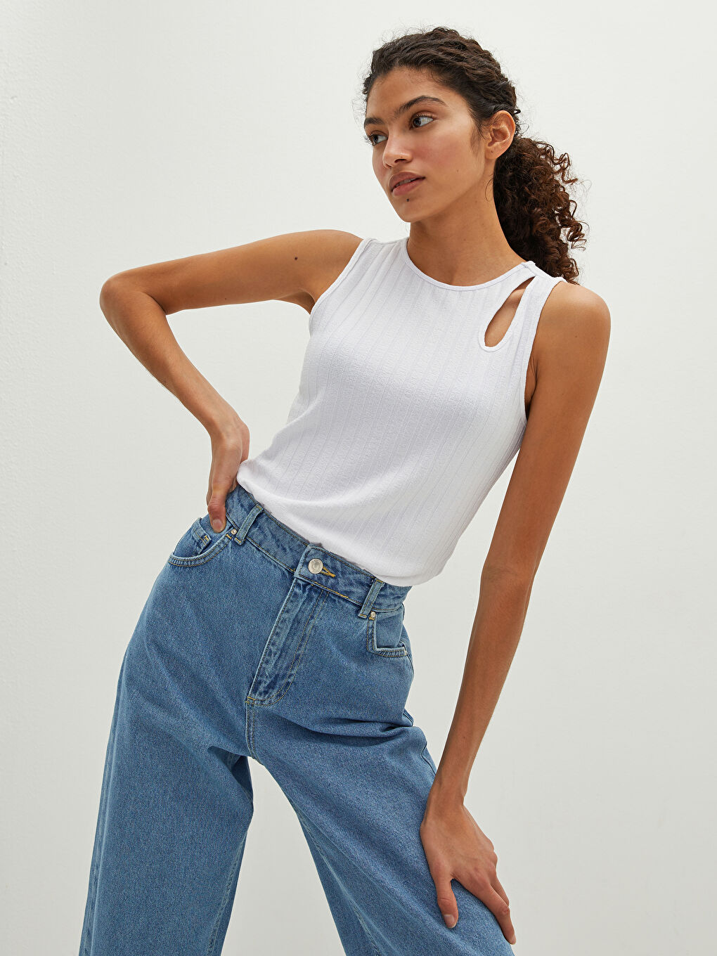 Beyaz Bisiklet Yaka Düz Kolsuz Kaşkorse Kumaş Kadın Atlet-7