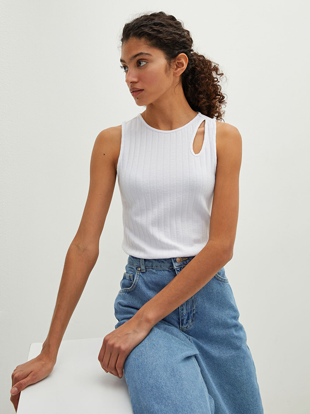 Beyaz Bisiklet Yaka Düz Kolsuz Kaşkorse Kumaş Kadın Atlet-1