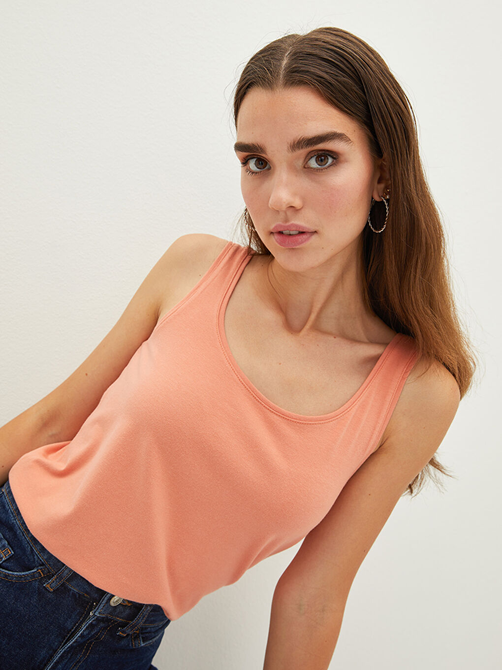 فيست رياضي بحمّالات بياقة على شكل حرف U للنساء