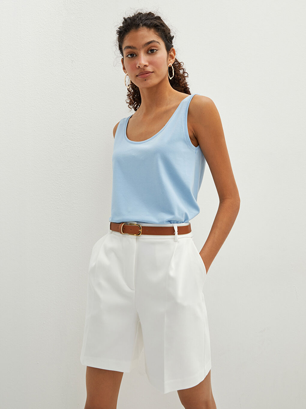 فيست رياضي بحمّالات بياقة على شكل حرف U للنساء