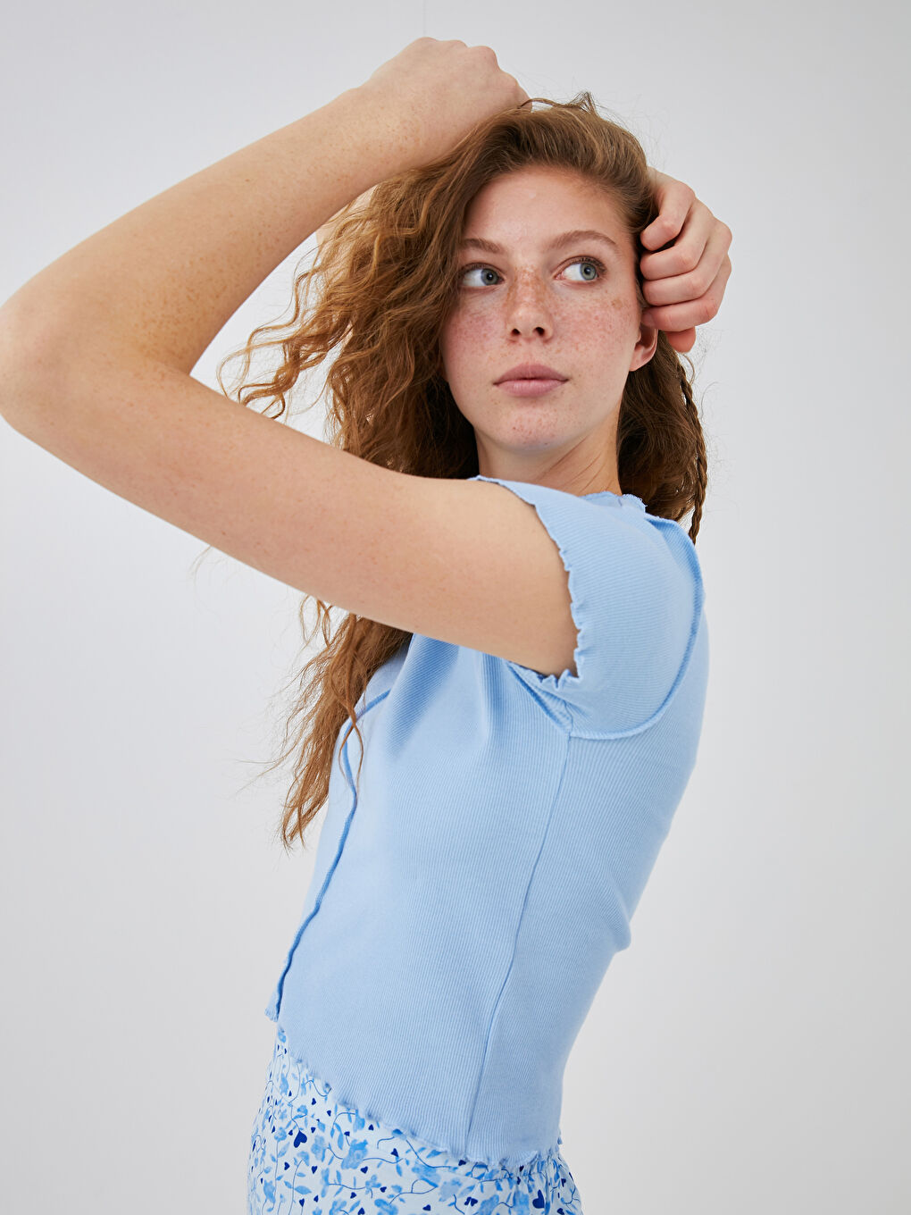 تيشيرت قصير برقبة دائرية وأكمام قصيرة للسيدات-2