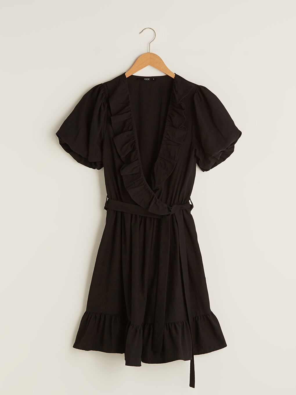 Siyah Fırfırlı Kruvaze Yaka Balon Kollu Beli Kuşaklı Kadın Elbise-5