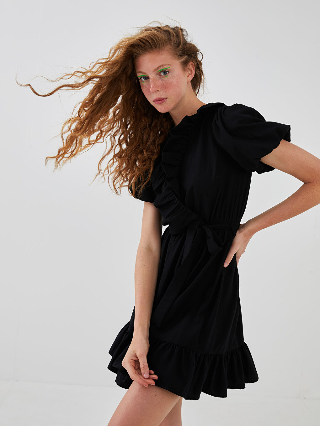 Siyah Fırfırlı Kruvaze Yaka Balon Kollu Beli Kuşaklı Kadın Elbise-1