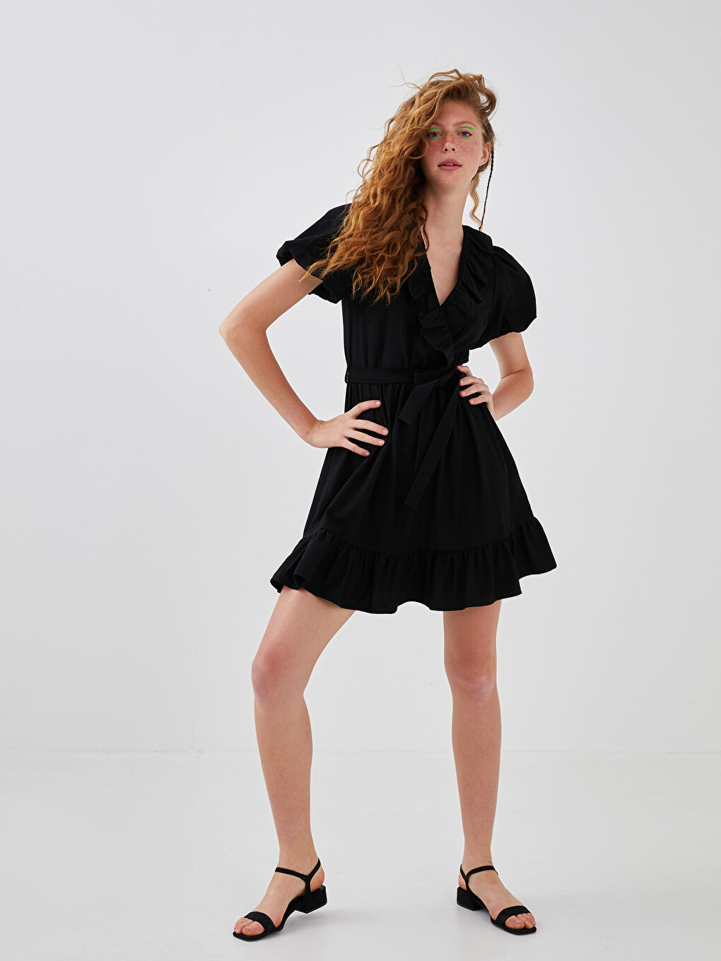 Siyah Fırfırlı Kruvaze Yaka Balon Kollu Beli Kuşaklı Kadın Elbise-2