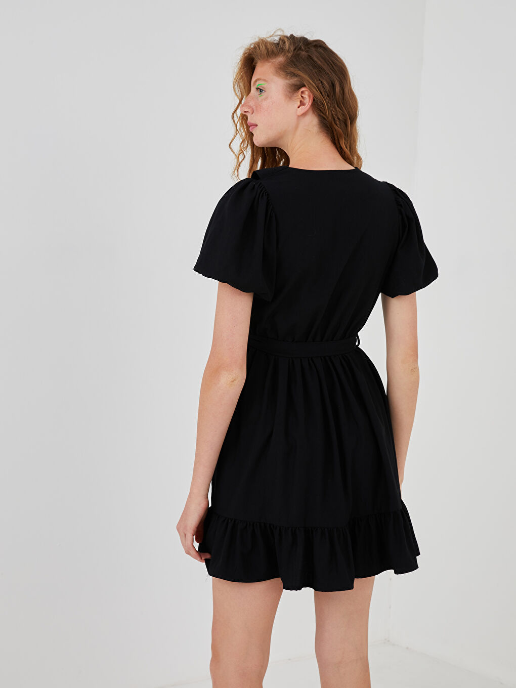 Siyah Fırfırlı Kruvaze Yaka Balon Kollu Beli Kuşaklı Kadın Elbise-3