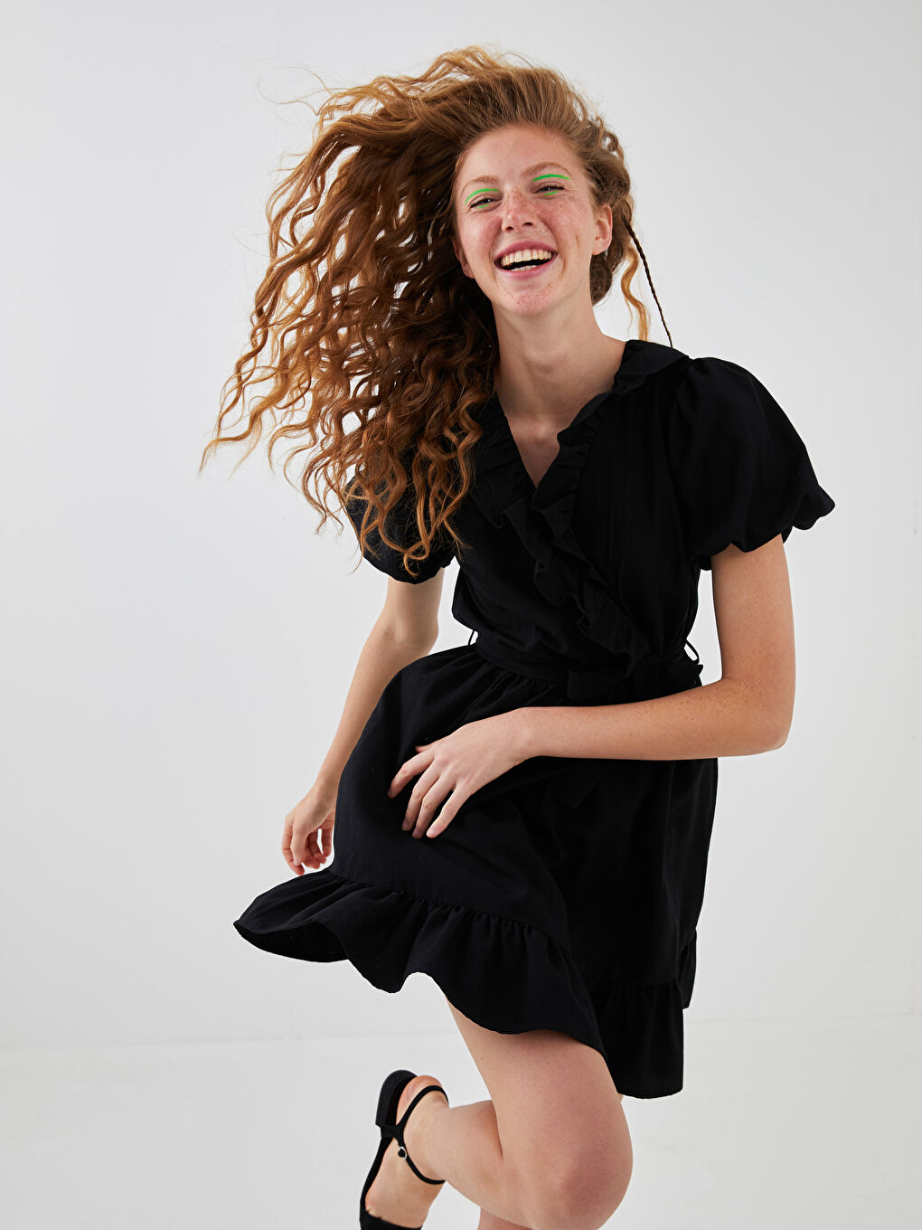 Siyah Fırfırlı Kruvaze Yaka Balon Kollu Beli Kuşaklı Kadın Elbise-4