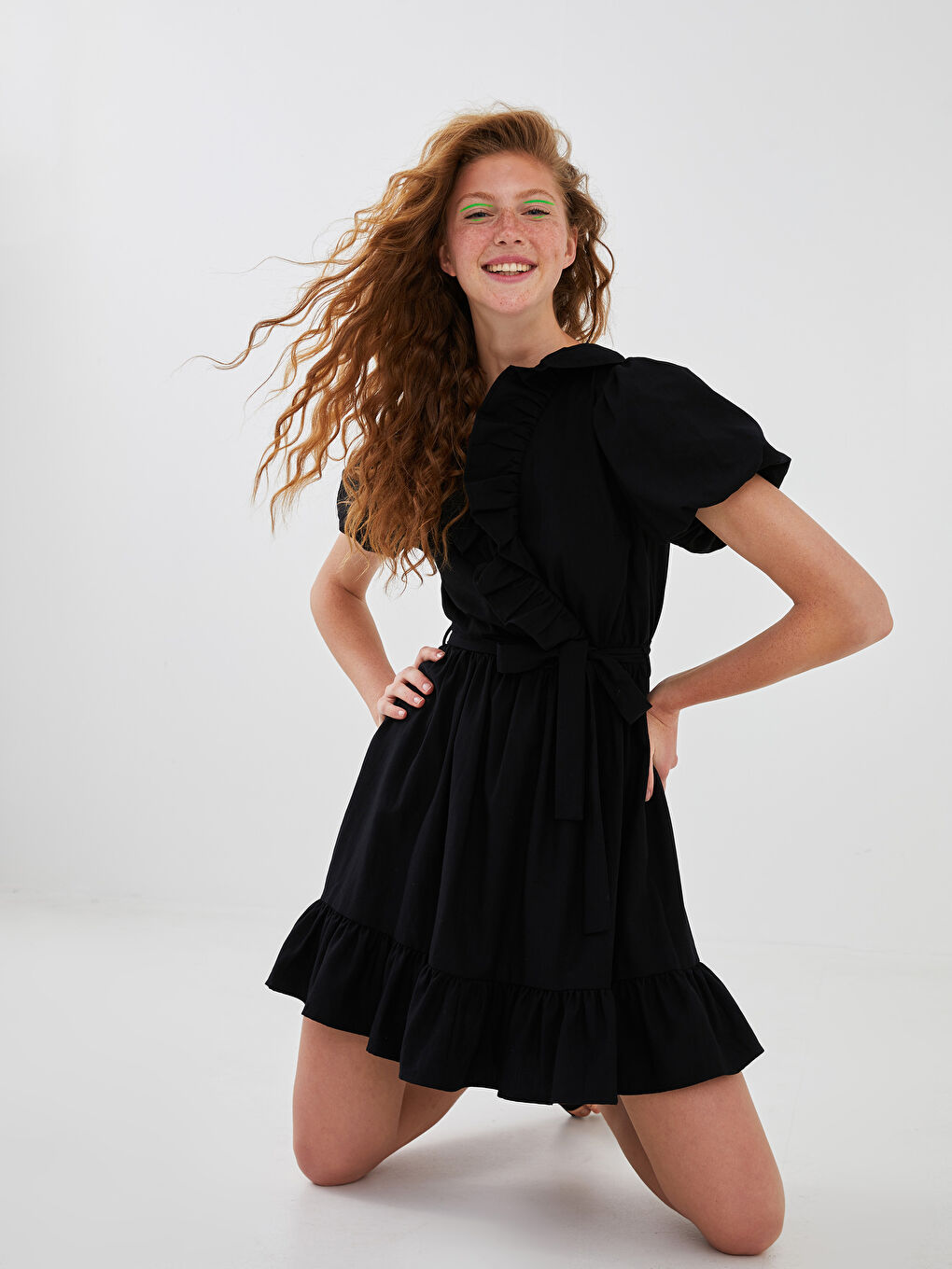 Siyah Fırfırlı Kruvaze Yaka Balon Kollu Beli Kuşaklı Kadın Elbise