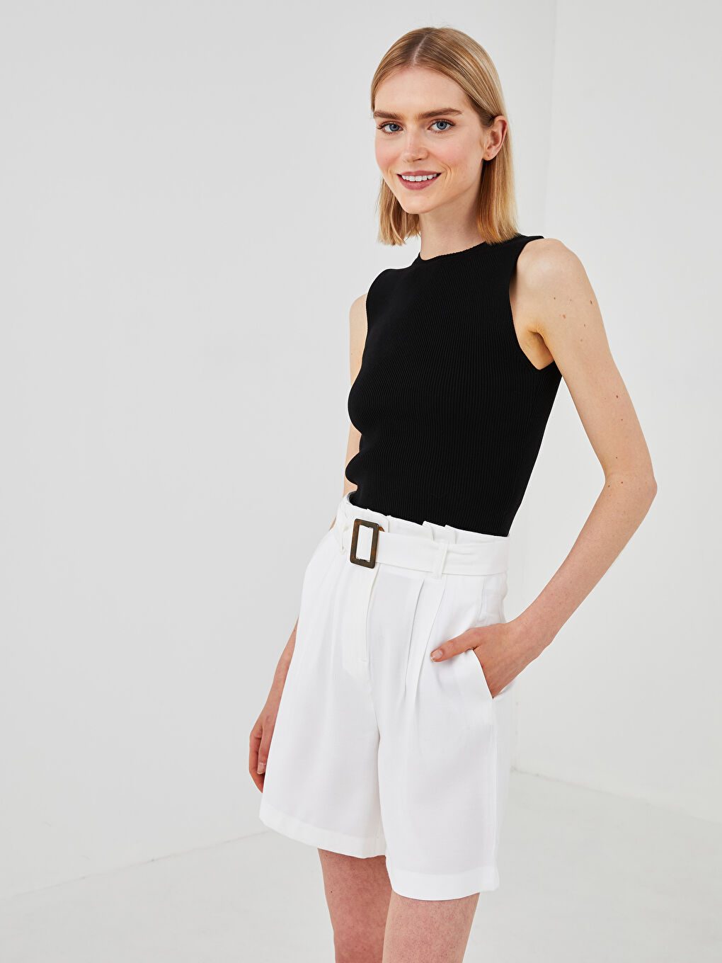 Beyaz Yüksek Bel Cepli Kemer Detaylı Kadın Şort-1