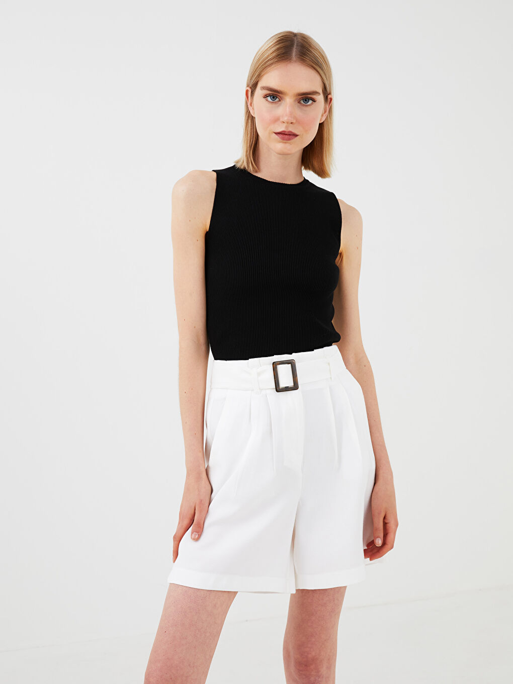 Beyaz Yüksek Bel Cepli Kemer Detaylı Kadın Şort-2