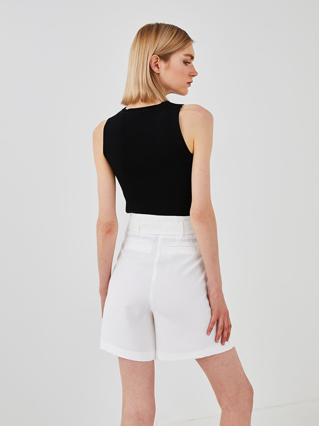 Beyaz Yüksek Bel Cepli Kemer Detaylı Kadın Şort-4