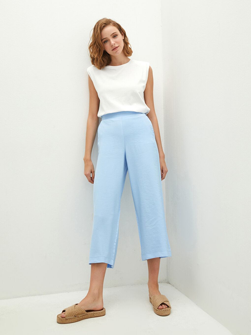 Mavi Beli Lastikli Rahat Kalıp Düz Cep Detaylı Kadın Kapri-1