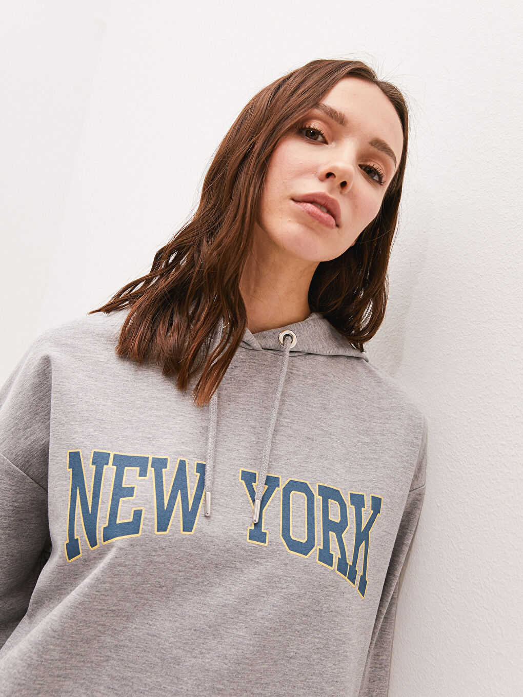 Gri Kapüşon Yaka Baskılı Uzun Kollu Kadın Sweatshirt Tunik-1