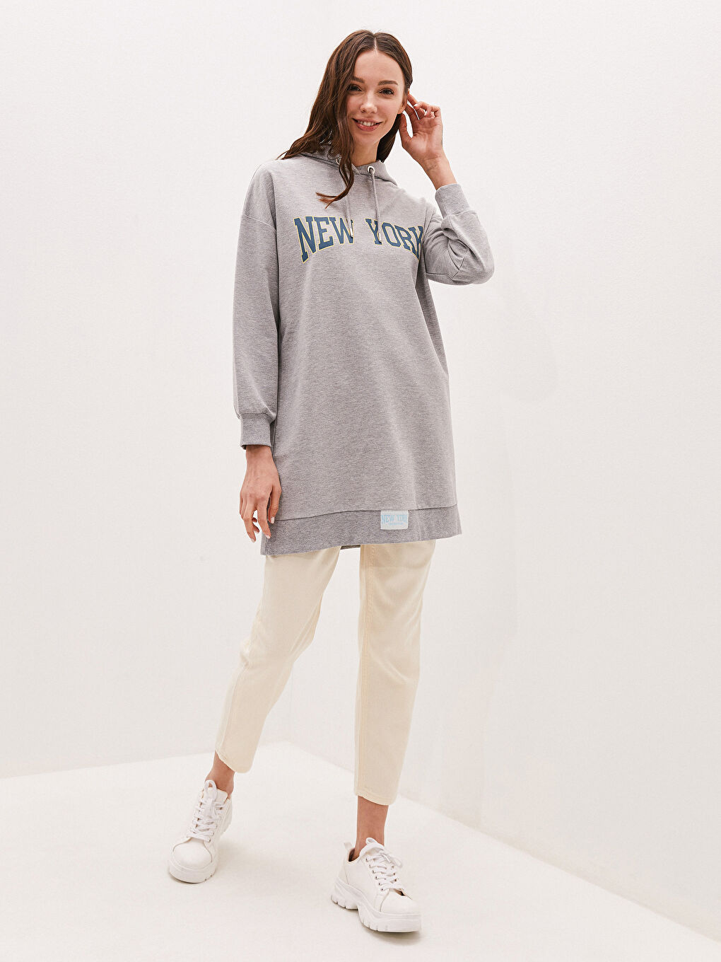 Gri Kapüşon Yaka Baskılı Uzun Kollu Kadın Sweatshirt Tunik-2