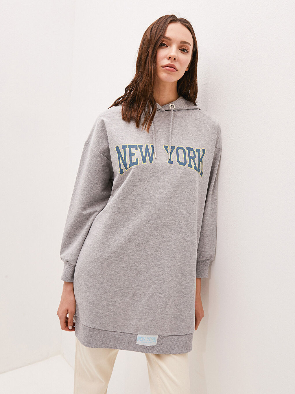 Gri Kapüşon Yaka Baskılı Uzun Kollu Kadın Sweatshirt Tunik