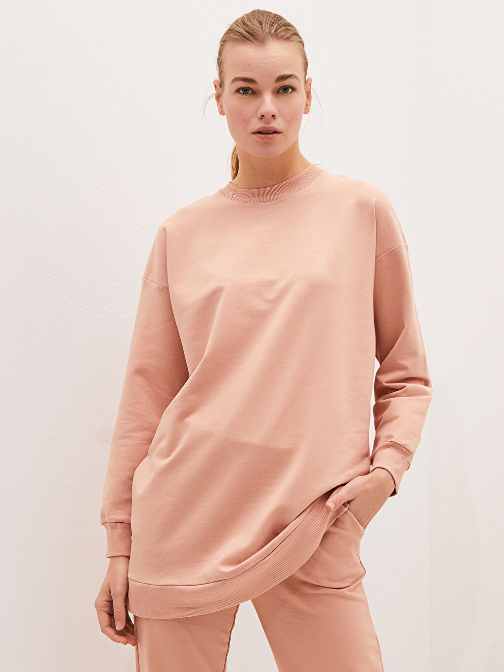 تونيك كنزة رياضية برقبة دائرية مطبوع بأكمام طويلة للسيدات