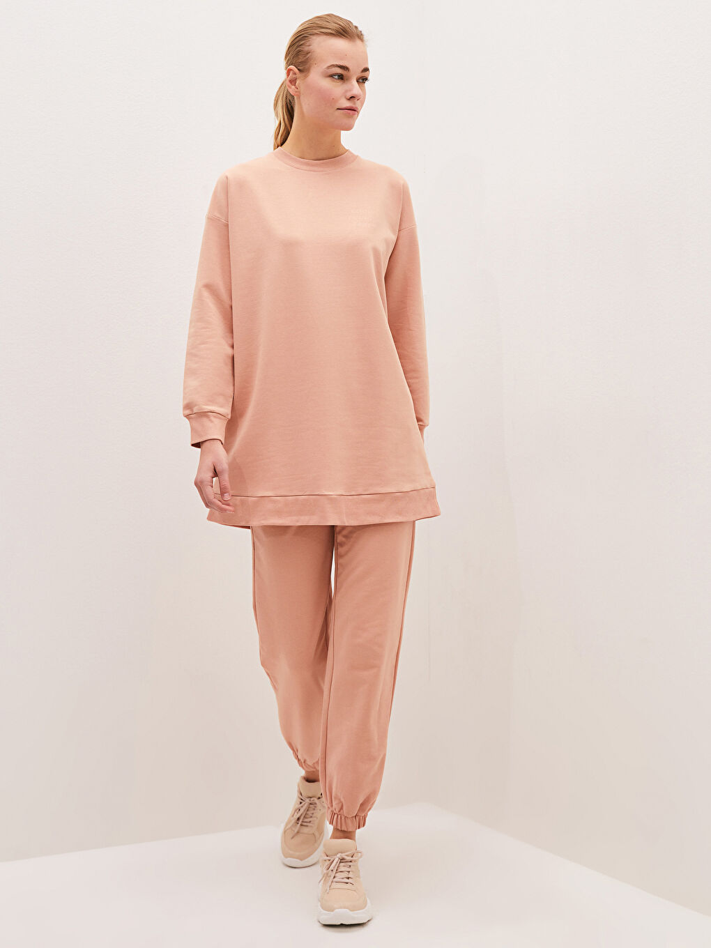 Женские спортивные штаны с резинкой на талии и деталями карманов-1