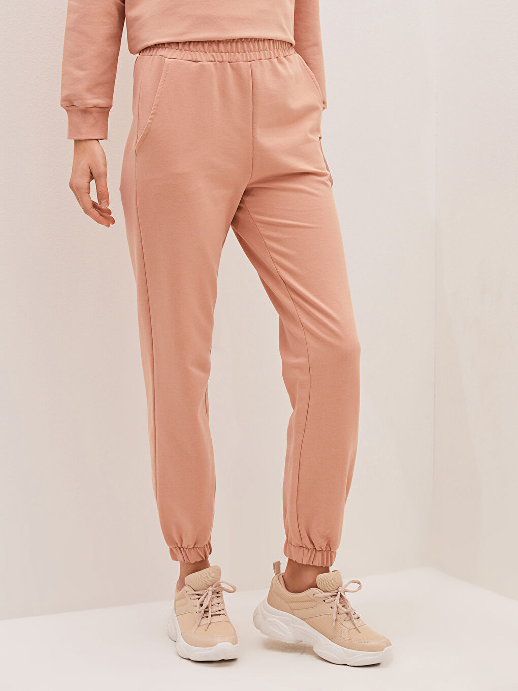 Женские спортивные штаны с резинкой на талии и деталями карманов-2