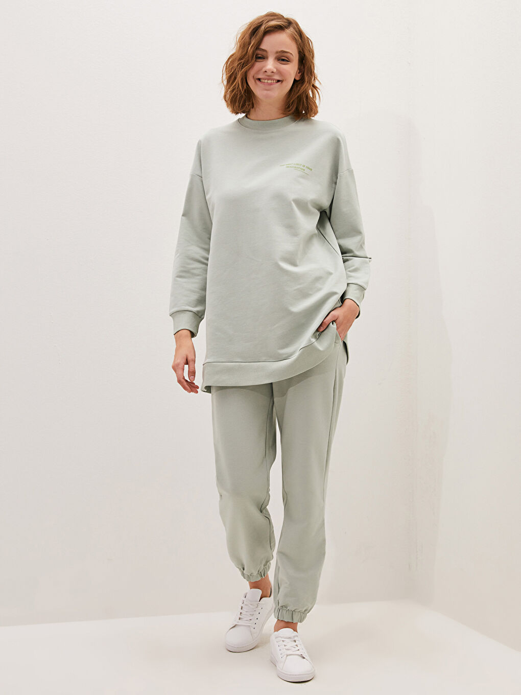 Женские спортивные штаны с резинкой на талии и деталями карманов-1