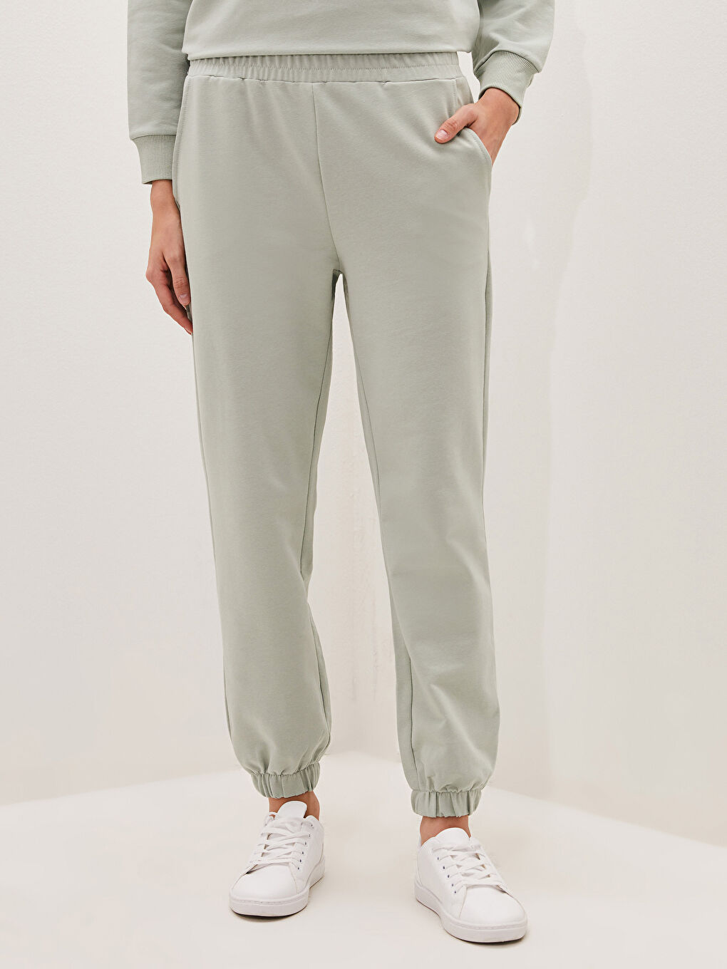 Женские спортивные штаны с резинкой на талии и деталями карманов-2