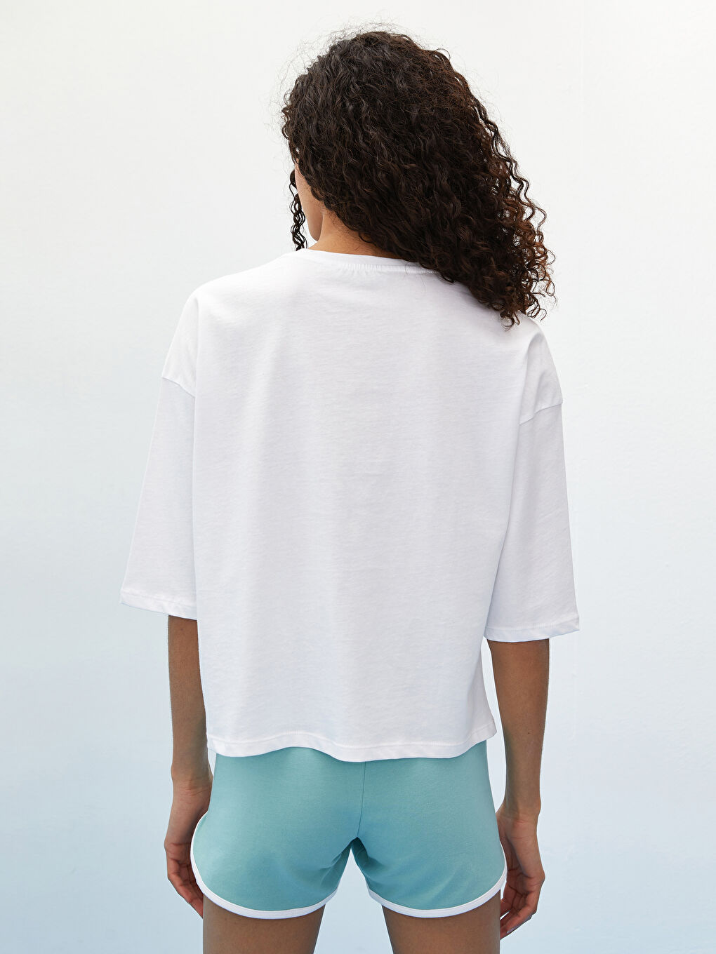 Beyaz Bisiklet Yaka Baskılı Kısa Kollu Kadın Tişört-5