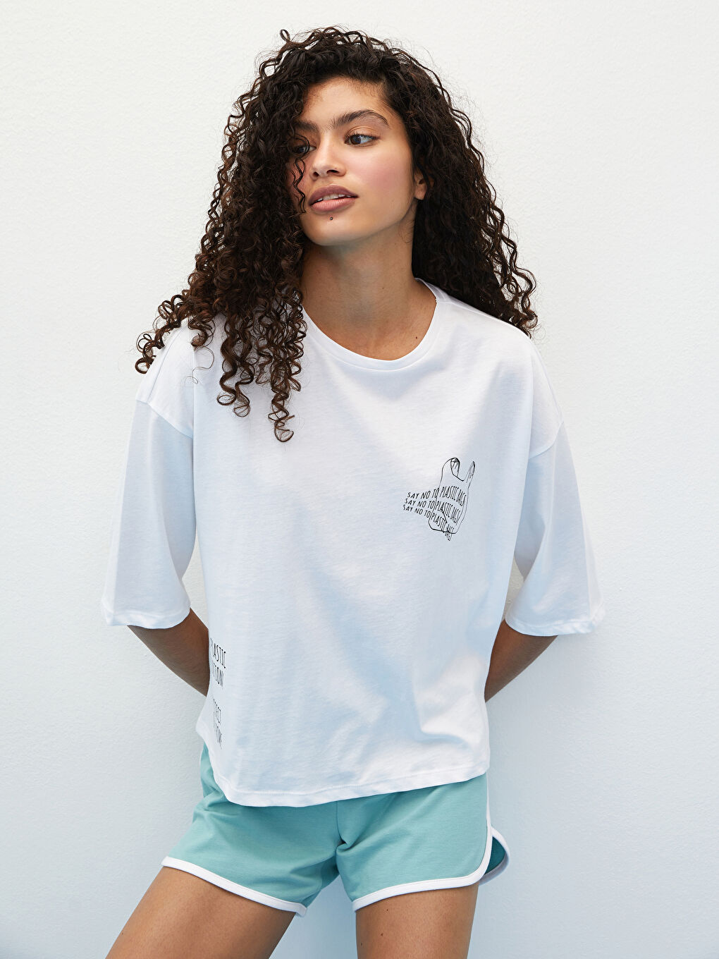 Beyaz Bisiklet Yaka Baskılı Kısa Kollu Kadın Tişört-2