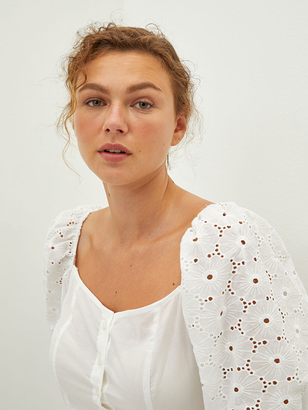 Beyaz Kare Yaka Nakışlı Poplin Kadın Bluz-2