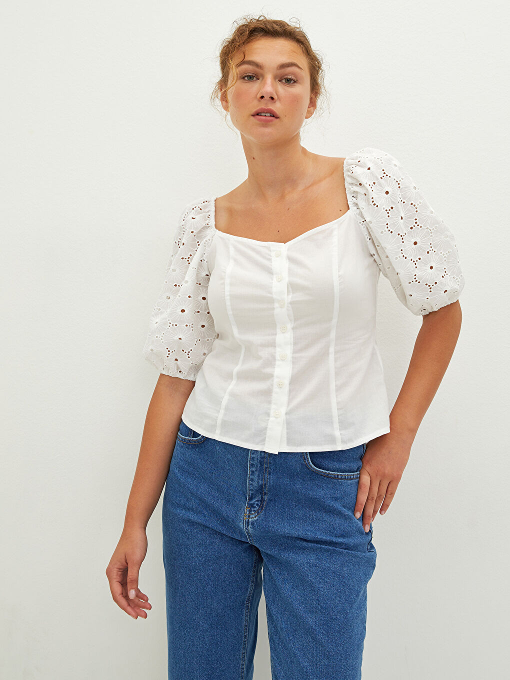 Beyaz Kare Yaka Nakışlı Poplin Kadın Bluz-1