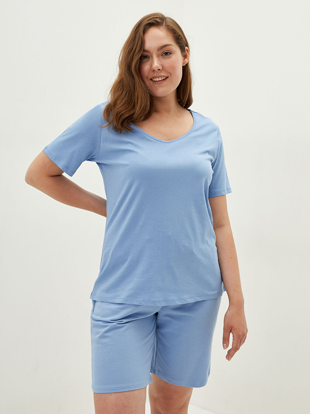 Mavi U Yaka Düz Kısa Kollu Kadın Tişört-1