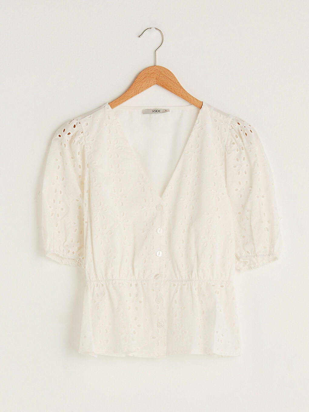 Beyaz V Yaka Nakışlı Kısa Kollu Pamuklu Kadın Bluz-5