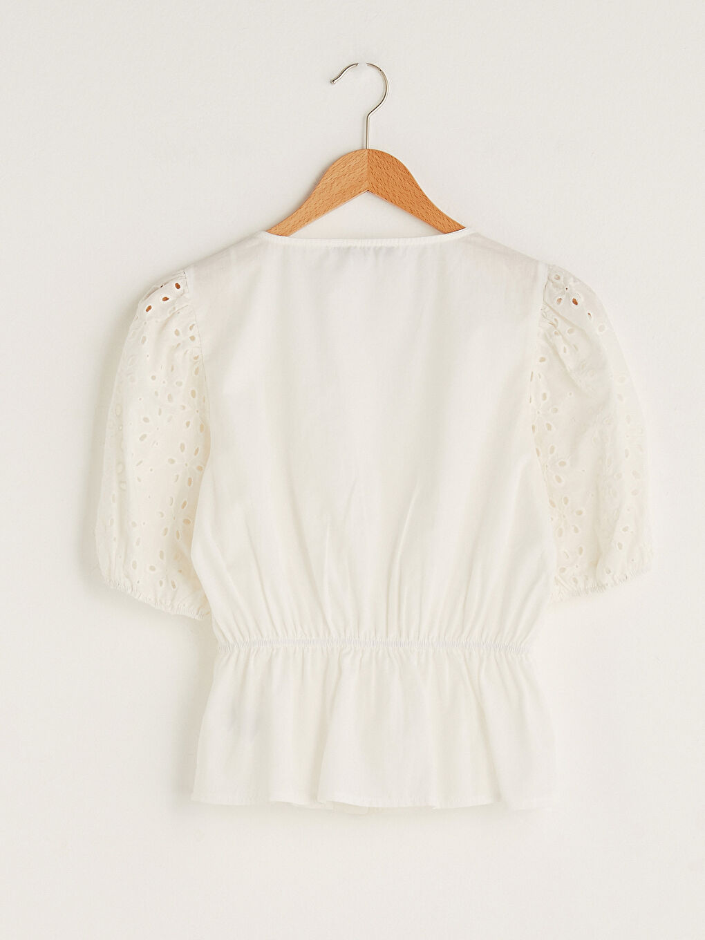 Beyaz V Yaka Nakışlı Kısa Kollu Pamuklu Kadın Bluz-6