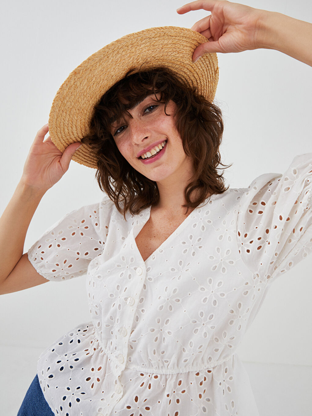 Beyaz V Yaka Nakışlı Kısa Kollu Pamuklu Kadın Bluz-3