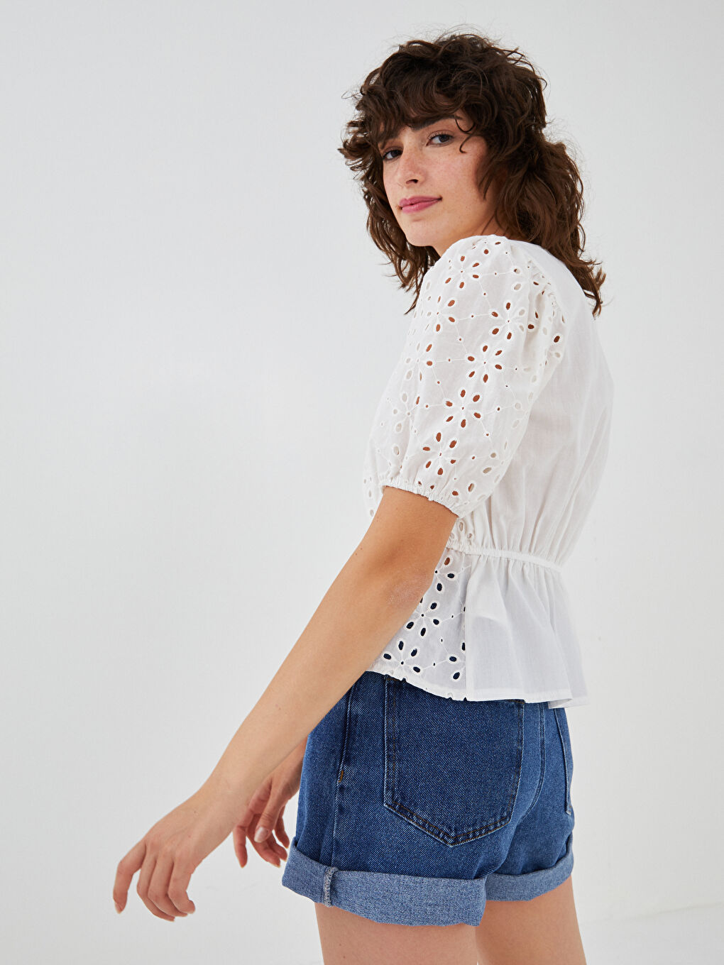 Beyaz V Yaka Nakışlı Kısa Kollu Pamuklu Kadın Bluz-4