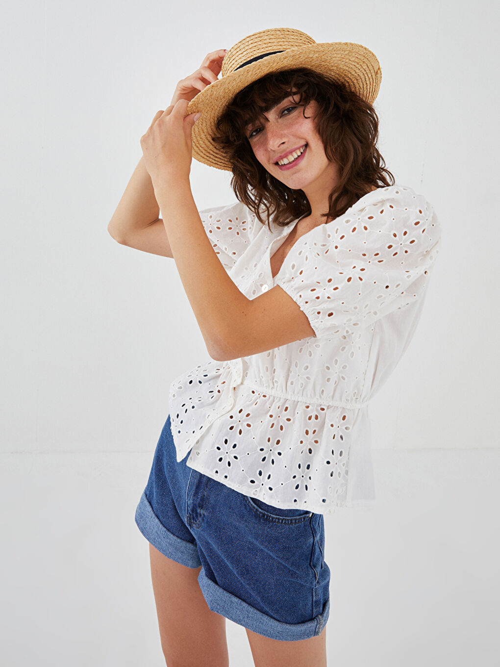 Beyaz V Yaka Nakışlı Kısa Kollu Pamuklu Kadın Bluz