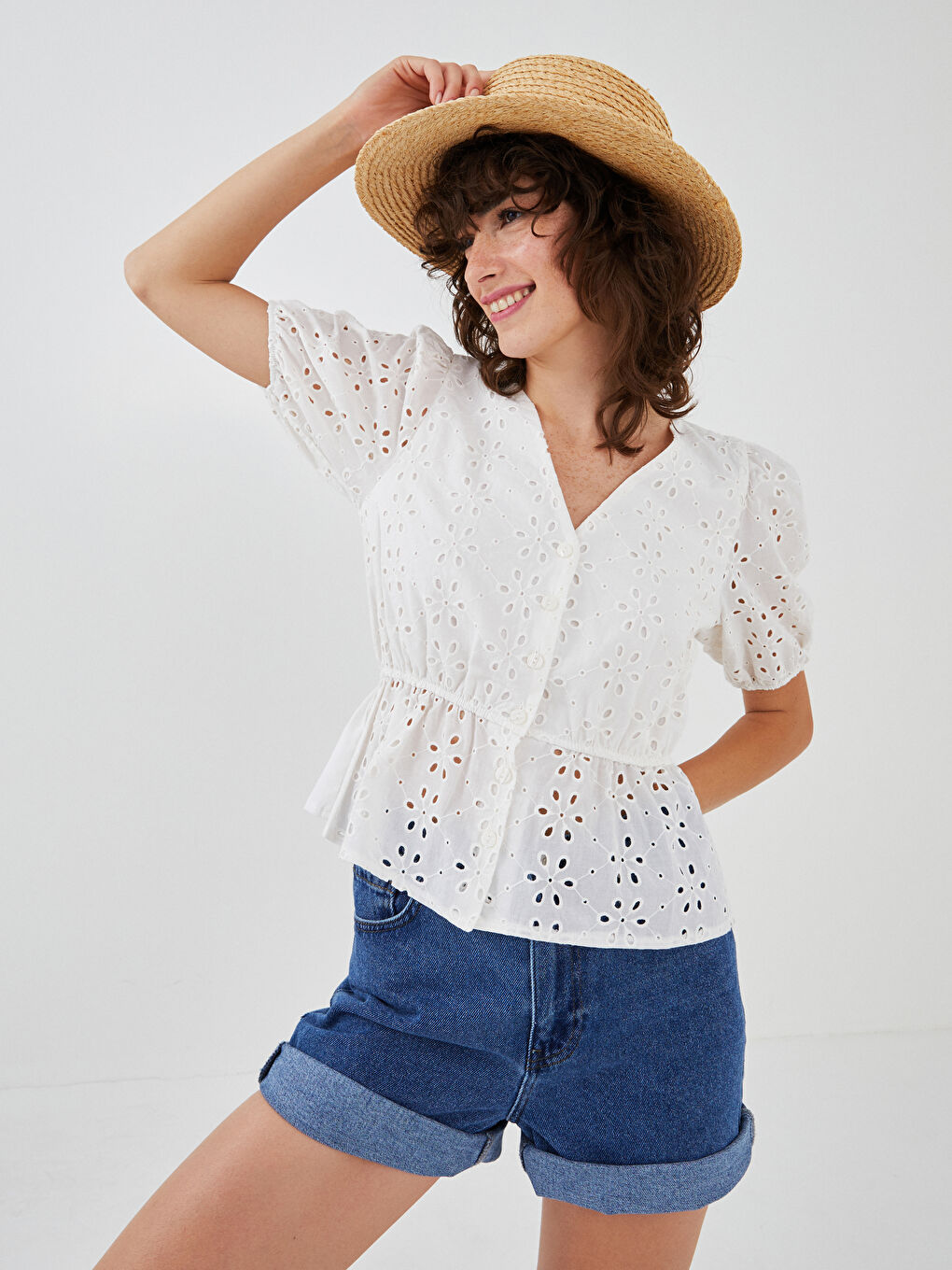 Beyaz V Yaka Nakışlı Kısa Kollu Pamuklu Kadın Bluz-1