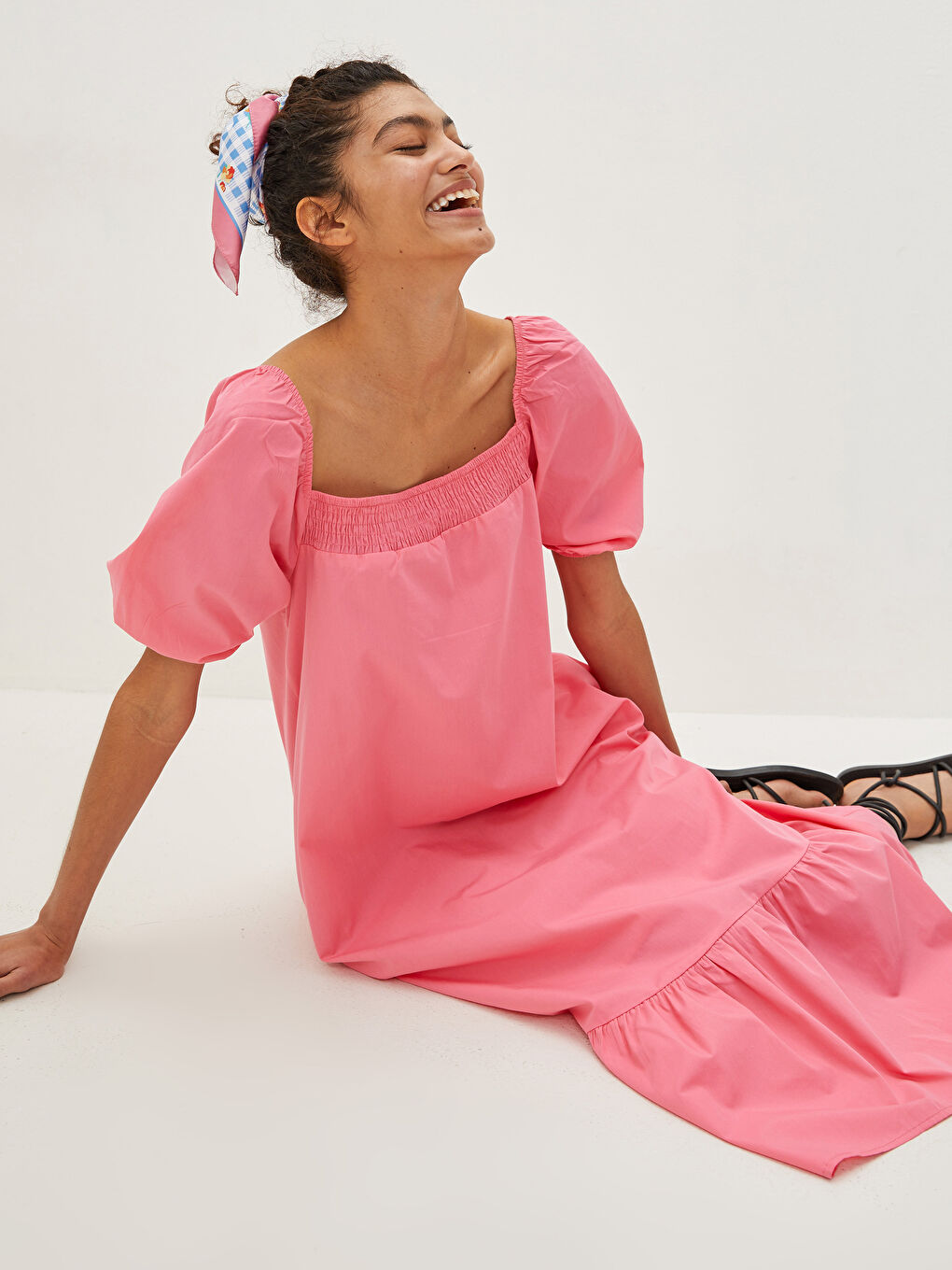 Robe pour Femmes en Popeline à Col Carré Unie avec Manches Ballon